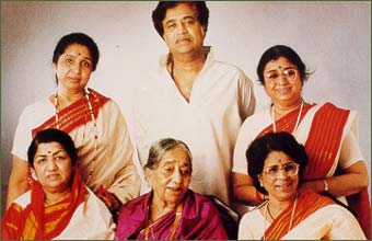 Lata with mother & siblings Asha, Usha, Meena & Hridaynath